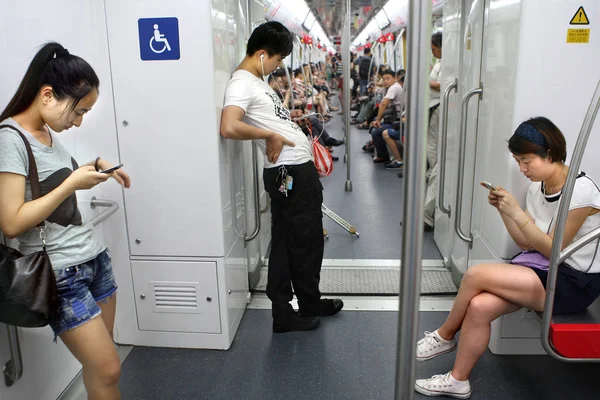 Los Pasajeros Utilizan Sus Teléfonos Inteligentes Para Navegar Por Internet — Foto de Stock