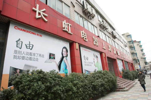 Gyalogos Elsétál Changhong Otthoni Készülékek Tárolására Sanghajban Kína Március 2014 — Stock Fotó