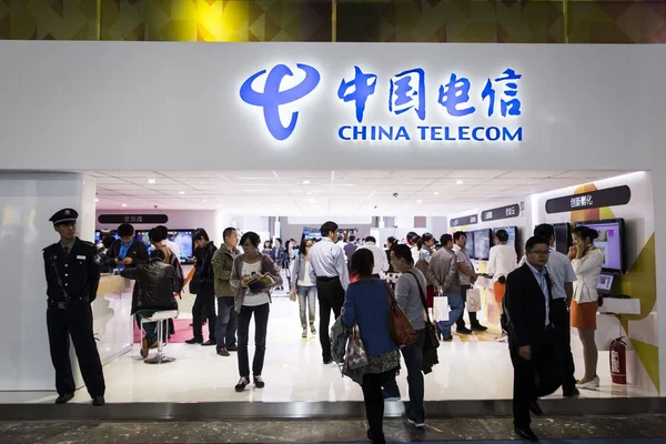Pessoas Visitam Estande China Telecom Durante Expo Comm China 2013 — Fotografia de Stock