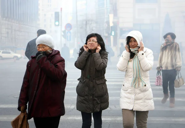 Los Peatones Chinos Cubren Los Oídos Boca Con Denso Humo — Foto de Stock