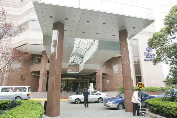 Охранников Видели Перед Отелем Hilton Shanghai Hotel Шанхае Китай Апреля — стоковое фото