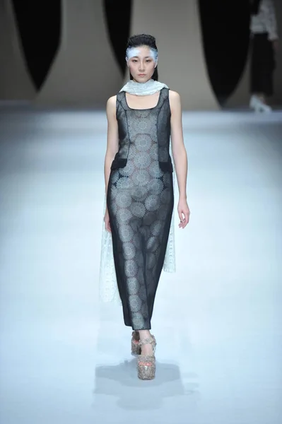 モデルは 2014 中国の北京で中国ロンドンファッションウィークの春 2015年中ふぁんふぁん李暁ファッションショーで李暁デザイナーによって新しい創造を表示します — ストック写真