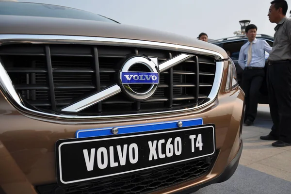 Ziyaretçiler Qiangdao Şehirde Bir Otomobil Fuarı Sırasında Bir Volvo Araba — Stok fotoğraf