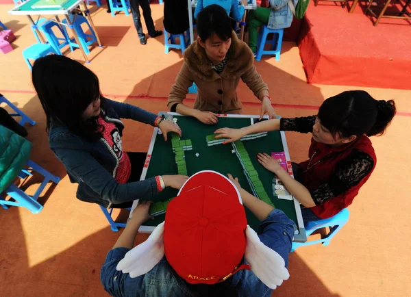 女性は 長沙市 中央中国湖南省 2013 日最初の女性麻雀競技中に麻雀をプレイします — ストック写真