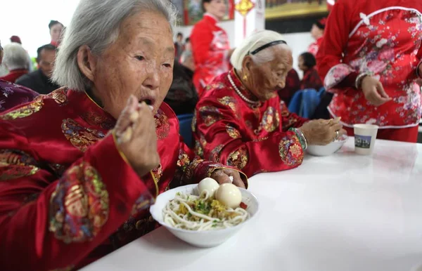Пожилые Китайцы Едят Лапшу Групповом Дне Рождения Городе Фотан Город — стоковое фото