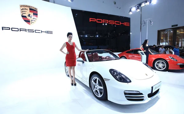 Modelos Posan Con Automóviles Porsche Stand Porsche Durante Exposición Automóviles — Foto de Stock