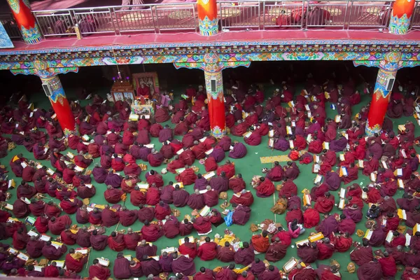 Lamas Freiras Ouvem Sermão Buda Vivo Salão Sutra Serthar Wuming — Fotografia de Stock