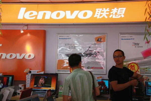 Клієнти Бачили Lenovo Store Місті Нанкін Східна Chinas Цзянсу Провінції — стокове фото