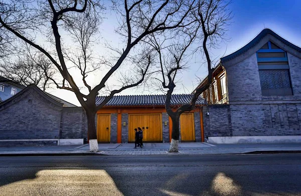 2014年3月1日 在中国北京 行人走过亿万富翁媒体大亨鲁伯特 默多克的第三任前妻温迪 邓所拥有的豪宅 — 图库照片