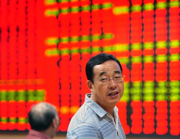 Kínai Befektetők Beszél Másoknak Mint Áron Piros Rising Zöld Alá — Stock Fotó