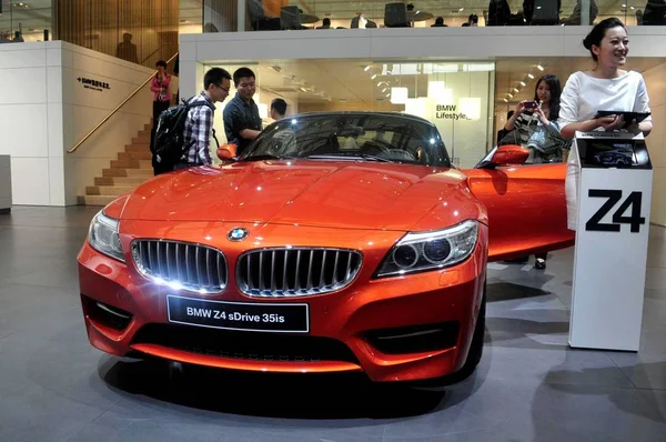 File People Visit Stand Bmw Automobile Exhibition Shanghai China April — Stock Photo, Image