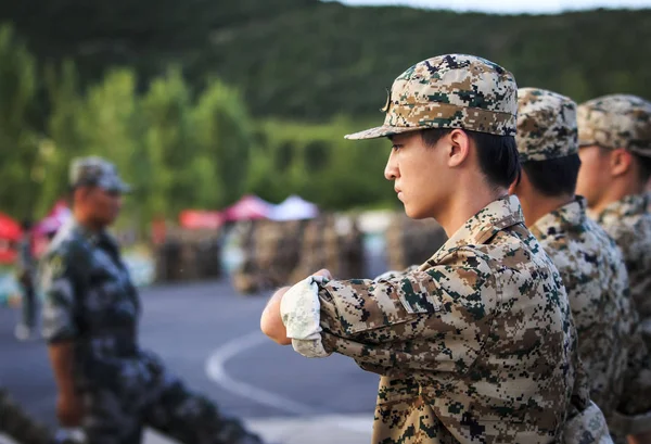Chińscy Studenci Biorą Udział Wojskowej Sesji Treningowej Xunyi Military Training — Zdjęcie stockowe