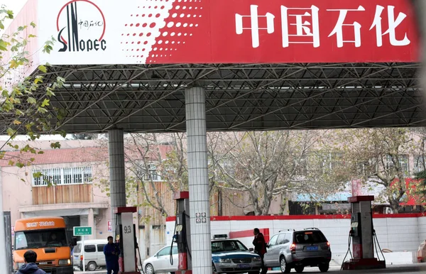 Des Voitures Sont Ravitaillées Dans Une Station Service Sinopec Dans — Photo