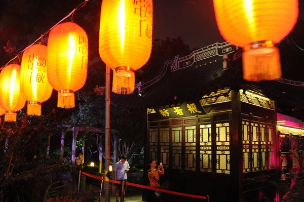 2014年9月6日 在中国上海举行的庆祝中秋节的灯展上 游客们会看节日灯笼 — 图库照片