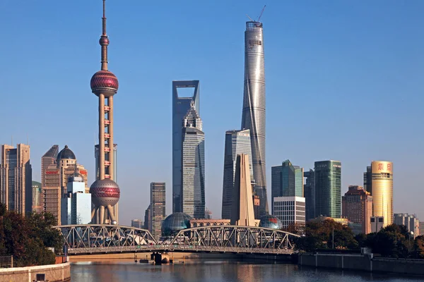 Visa Waibaidu Bridge Över Floden Huangpu Framför Oriental Pearl Tower — Stockfoto