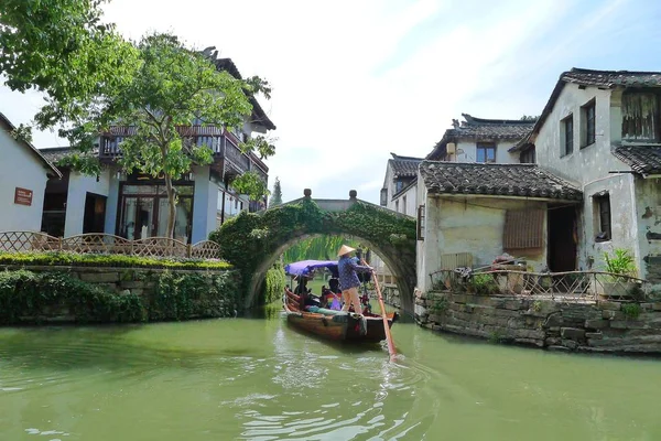 Turistas Tomar Barco Rio Aldeia Xidi Condado Yixian Cidade Huangshan — Fotografia de Stock