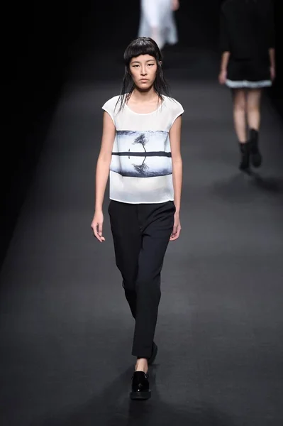 モデルは 2014 中国の北京で中国ロンドンファッションウィークの春 2015 年中に放送 ワンタオ ファッションショー ワンタオ デザイナーによって新しい創造を表示します — ストック写真