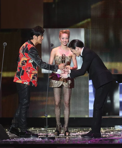 Cantante Taiwanés Jam Hsiao Derecha Recibe Trofeo Del Cantante Taiwanés — Foto de Stock