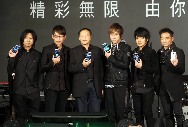 Htc Ceo Peter Chou Third Left Members Taiwanese Rock Band — Stock Photo, Image