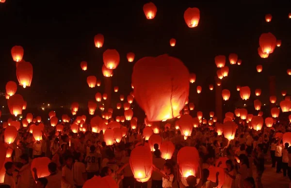 Local Residents Release Sky Lanterns Celebrate Mid Autumn Festival Yichun — Stock Photo, Image