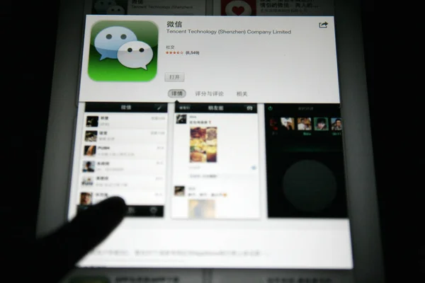 2013年3月5日 一位当地中国居民在中国上海的苹果 Ipad 平板电脑上使用腾讯的手机短信应用微信 Wechat — 图库照片