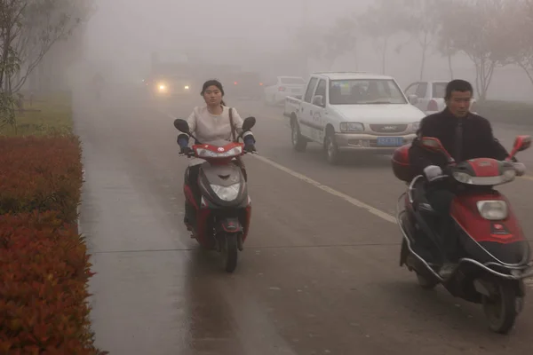 Ciclistas Coches Viajan Por Una Carretera Con Mucho Smog Condado — Foto de Stock