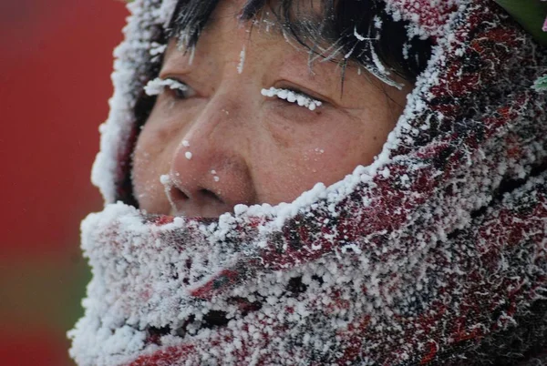 Мороз Покрывает Шляпу Женщины Городе Хулунбайер Севере Провинции Внутренняя Монголия — стоковое фото