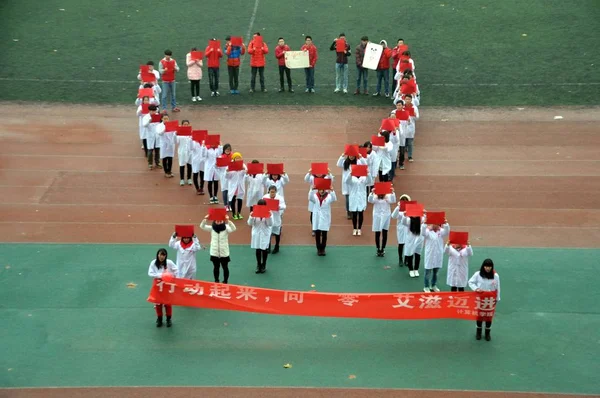 Estudantes Universitários Formam Uma Fita Vermelha Durante Evento Prevenção Aids — Fotografia de Stock