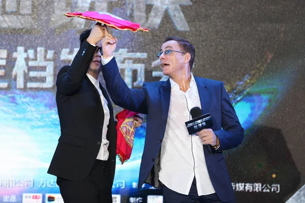 2014年11月25日 美国好莱坞动作片明星让 克劳德 范达梅 在中国北京举行的电影 煎饼人 新闻发布会上旋转手帕 — 图库照片