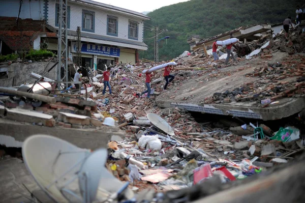 Chinese Volunteers Carry Rescue Supplies Walk Debris Collapsed Houses Magnitude — Stock Photo, Image