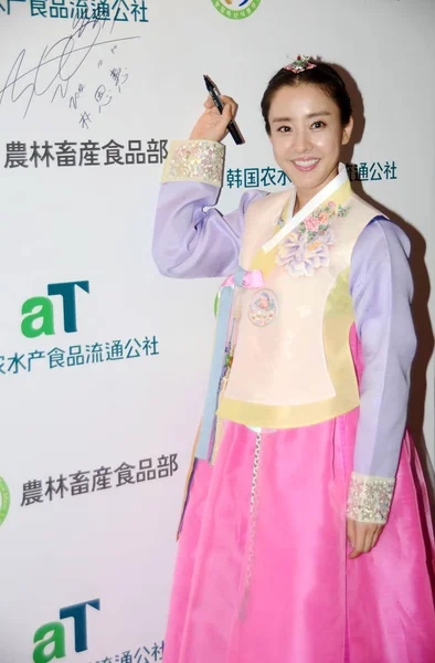 2014年10月30日 韩国女星朴恩熙抵达中国上海参加韩国新马格利米酒发布会时摆姿势 — 图库照片