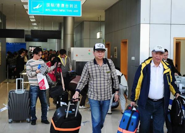 Passagiere Flughafen Hehua Zhangjiajie Zentralchina Provinz Hunan April 2013 — Stockfoto
