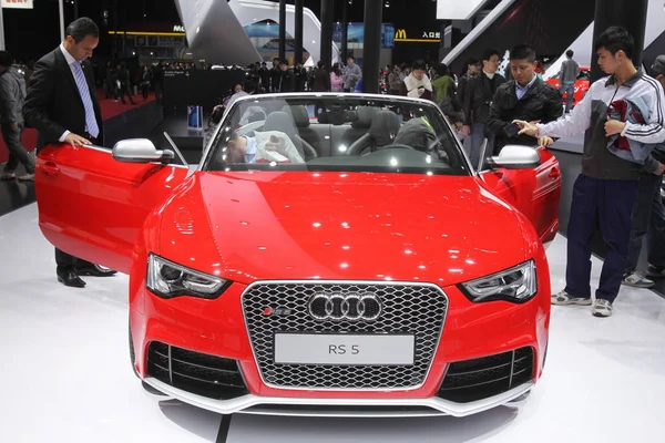 File Visitors Look Audi 15Th Shanghai International Automobile Industry Exhibition — Stock Photo, Image