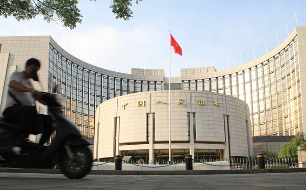 2014年9月9日 中国北京 一名骑自行车者骑车经过中国人民银行 Pboc 总部和总部 — 图库照片