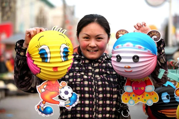 Chinese Woman Selects Festival Lanterns Used Lantern Festival Which Fall — Stock Photo, Image