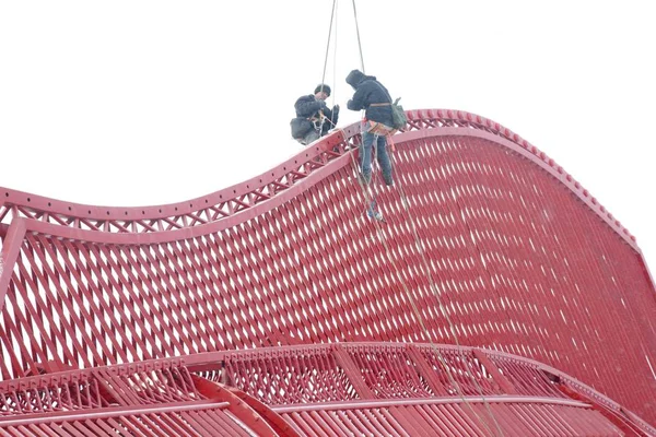 Китайские Рабочие Строят Гигантского Стального Карпа Рамках Подготовки 2015 Году — стоковое фото