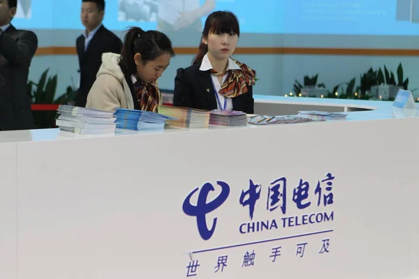 Los Empleados Chinos Ven Stand China Telecom Durante 14ª Feria — Foto de Stock