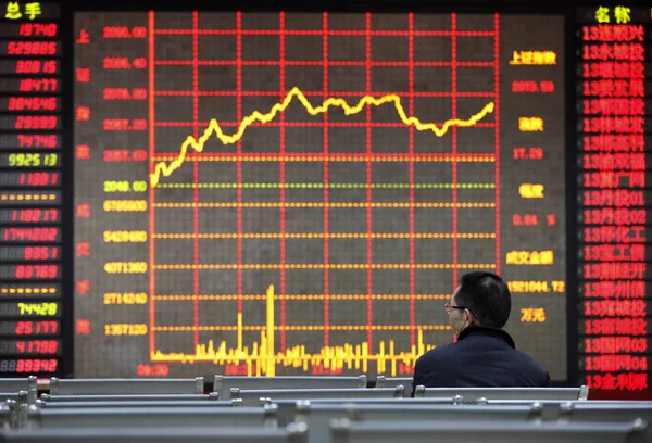 Een Chinese Investeerder Kijkt Naar Prijzen Van Aandelen Rood Voor — Stockfoto