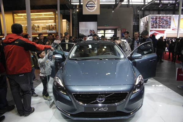 Besucher Betrachten Ein V40 Auto Auf Dem Stand Von Volvo — Stockfoto