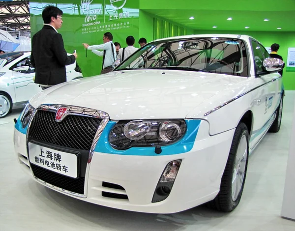 2010年11月10日 在中国上海举行的车展上 一位游客看着一辆赛克绿色能源汽车 — 图库照片