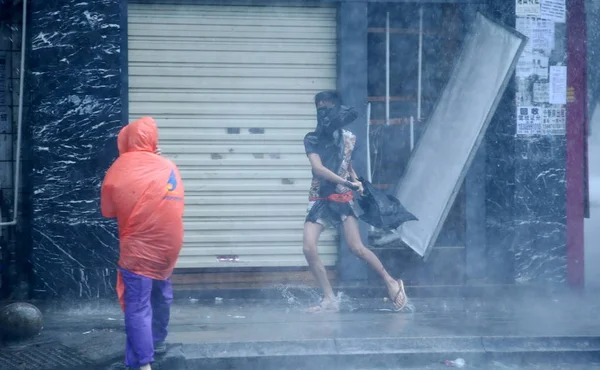 Pedestrians Brave Strong Wind Heavy Rain Caused Typhoon Kalmaegi Haikou — Stock Photo, Image