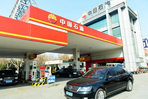 Los Vehículos Están Siendo Repostados Una Gasolinera Cnpc China National —  Fotos de Stock
