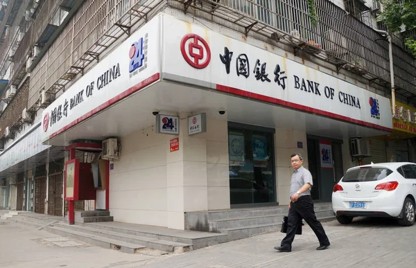 2014年6月20日 一位行人走过中国银行 Boc 位于安徽省淮北市的分行 — 图库照片