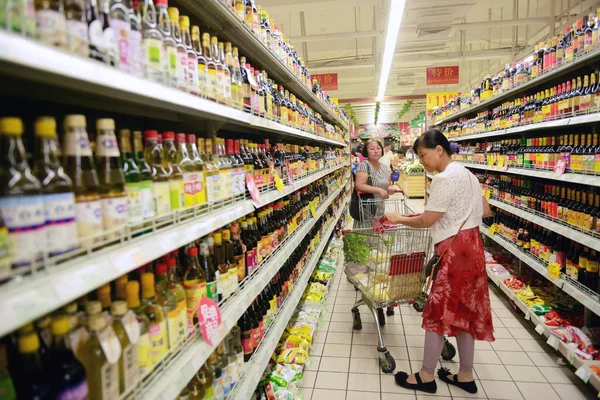 Des Clients Chinois Font Leurs Courses Dans Supermarché Ville Qingdao — Photo