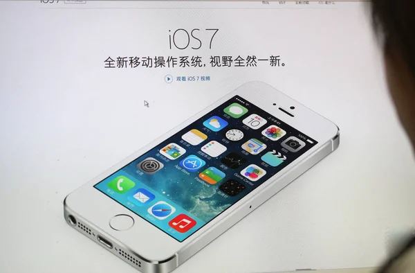 네티즌 2013 상하이 애플의 웹사이트에서 아이폰에 새로운 Ios 소개에서 보이는 — 스톡 사진