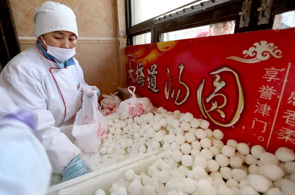 Trabalhador Chinês Coloca Bolinhos Arroz Glutinoso Também Conhecidos Como Yuanxiao — Fotografia de Stock
