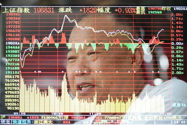 Tym Obrazie Multi Ekspozycji Chiński Inwestor Patrzy Ceny Akcji Zielone — Zdjęcie stockowe