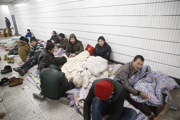 Трудящиеся Мигранты Собираются Подземном Переходе Станции Метро Чаоянмэнь После Удалось — стоковое фото