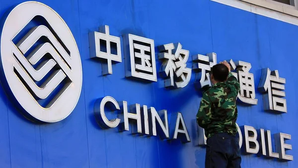 Datei Ein Chinesischer Arbeiter Reinigt Ein Schild Von China Mobile — Stockfoto