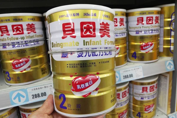 Μια Κινεζική Πελάτη Αγοράζει Beingmate Βρεφικές Τροφές Σούπερ Μάρκετ Στην — Φωτογραφία Αρχείου